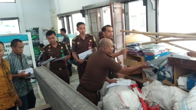 Kasipidsus Kejari Palu Alfred Pasande saat melakukan penyitaan dokumen di Dinas Sosial Kota Palu, Kamis (31/10). Foto: Istimewa