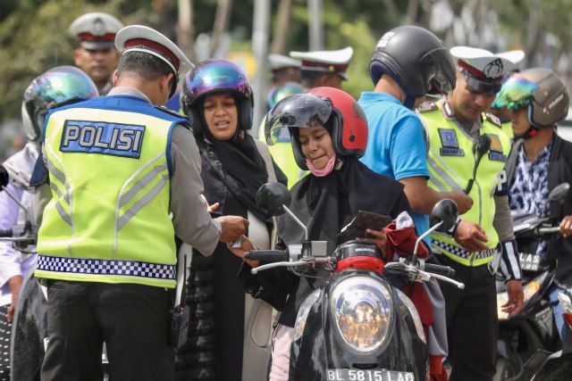 Razia kenderaan bermotor di kawasan jalan Teuku Umar, Banda Aceh. Foto: Suparta/acehkini