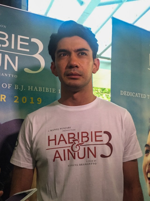 Reza Rahadian ditemui di acara peluncuran poster film ‘Habibie & Ainun 3’. Foto: Sarah Yulianti Purnama/kumparan