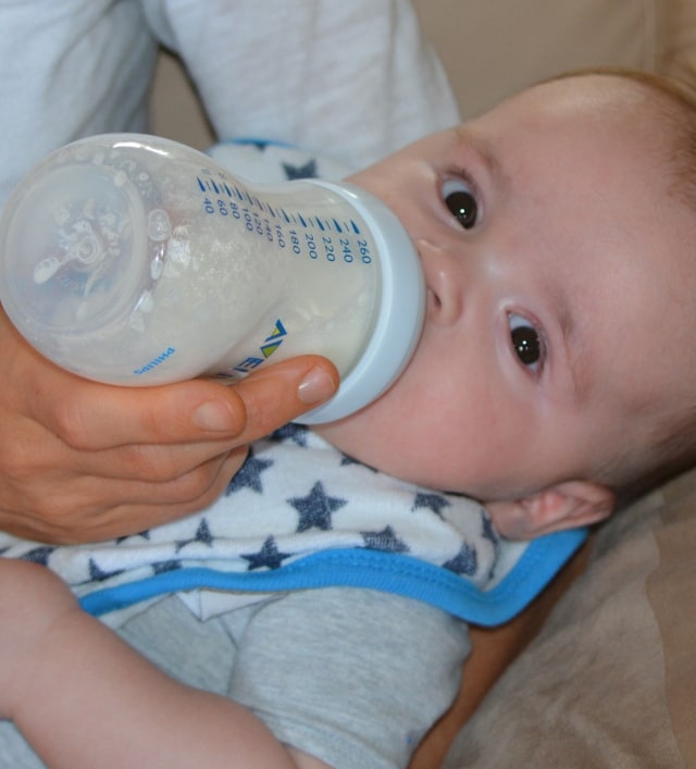 Ilustrasi bayi minum susu formula. Foto: Shutterstock