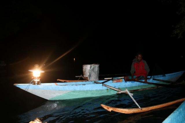 Tradisi balobe ikan di Raja Amapt,foto: Aditya Nugroho
