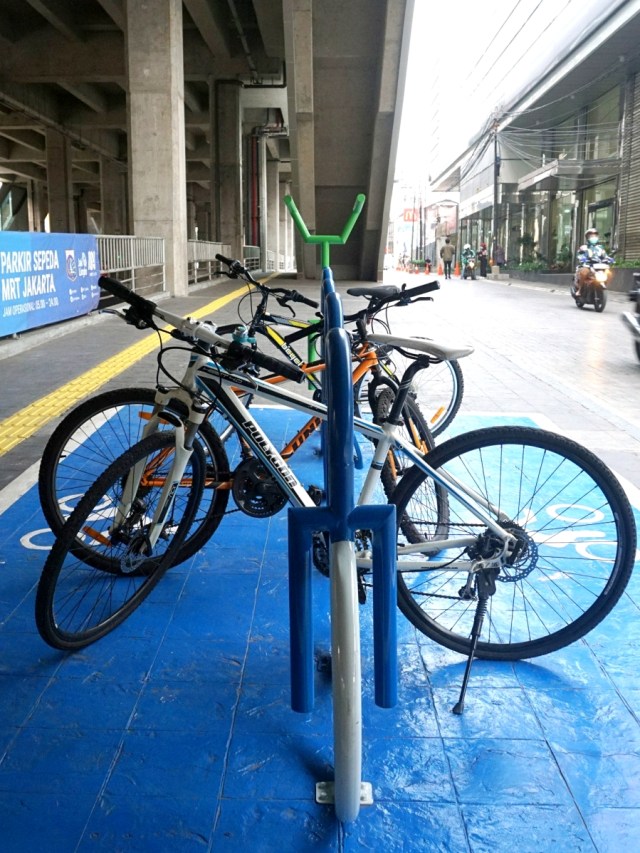 Foto Fasilitas Rak  Sepeda  di  Stasiun MRT Jakarta 