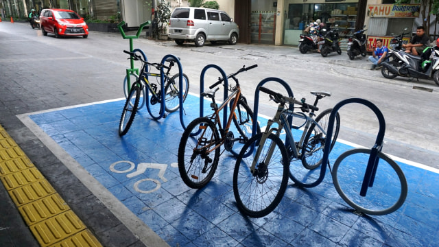 Sejumlah sepeda yang terparkir di stasiun MRT Cipete, Jakarta. Foto: Nugroho Sejati/kumparan