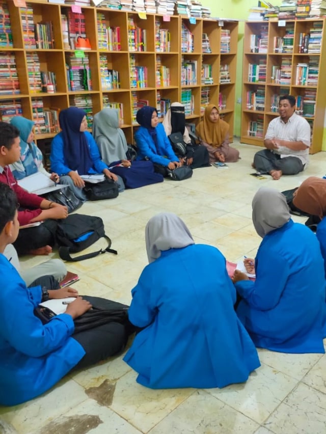 Mahasiswa UIN Ar-Raniry balajar ke pustaka RUMAN Aceh. Dok. RUMAN Aceh