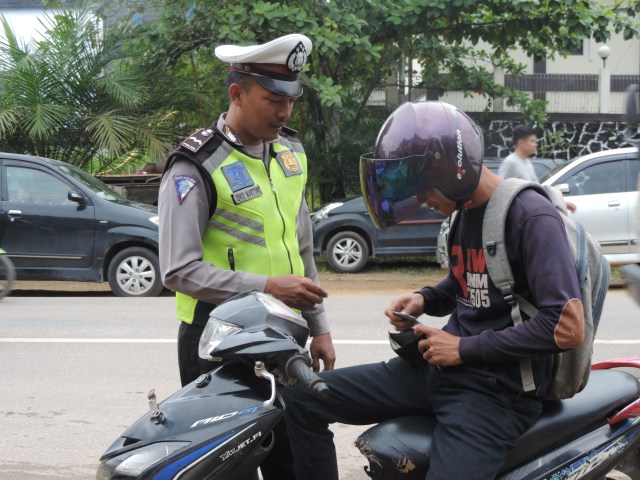 Pengendara mengeluarkan surat-surat kendaraannya. Foto: Dina Mariana/Hi!Pontianak
