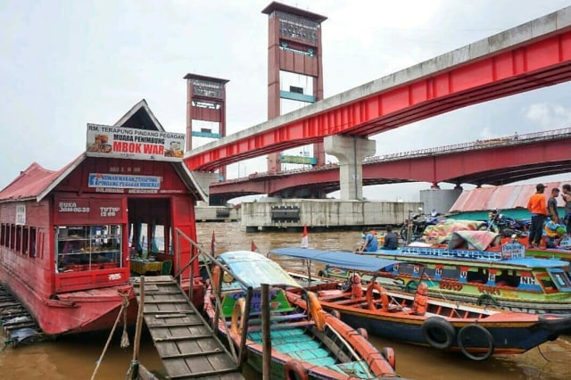 Warung terapung, salah satu penjual pindang yang berada sekitar Jembatan Ampera. Foto. Instagram @genpisumsel