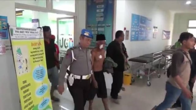 Polisi membawa pelaku pembacokan ustaz di Pasuruan