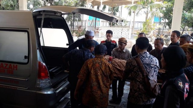 Jenazah GKR Galuh Kencana saat tiba di Sasana Mulya Keraton Surakarta. (Tara Wahyu)