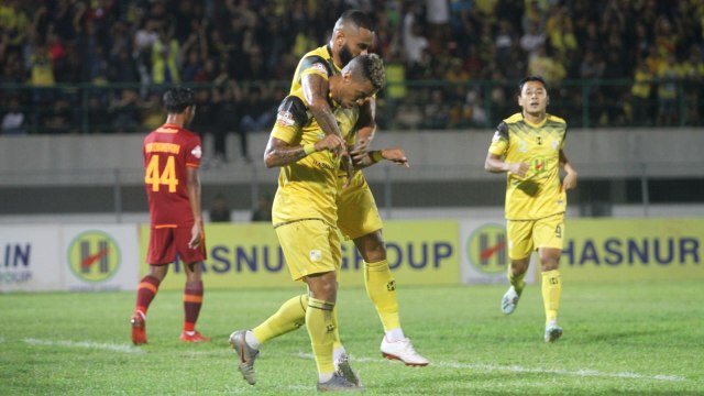 Pemain Barito Putera berselebrasi usai mencetak gol ke gawang Borneo di Stadion Demang Lehman Martapura, Kalimantan Selatan. Foto: ANTARA FOTO/Bayu Pratama S