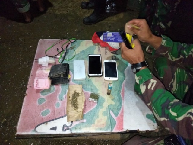 TNI Amankan Dua Orang di Perbatasan RI-PNG (515428)