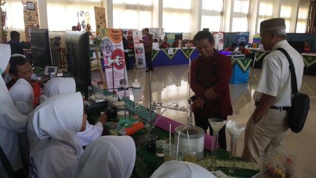 Suasana pameran di SMK Muhammadiyah 1 Kepanjen, Kamis (31/10). Foto: hafis iqbal/tugumalang.id