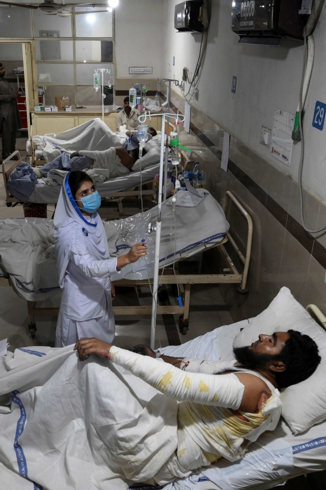 Perawatan penumpang kereta yang terbakar di Rahim Yar Khan, Pakistan. Foto: AFP/Arif Ali