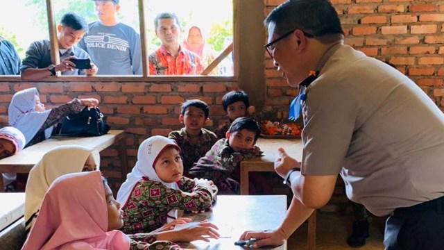 Cerita Kapolda Riau Mengajar Murid SD Kelas Jauh di Pedalaman Riau (88961)