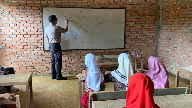 KAPOLDA Riau, Irjen Pol Agung Setya Imam Effendi, menjadi guru hitung di mata pelajaran Matematika untuk murid-murid SD yang bersekolah di pedalaman Riau di bawah kaki deretan Bukit Barisan, Kamis, 31 Oktober 2019. 