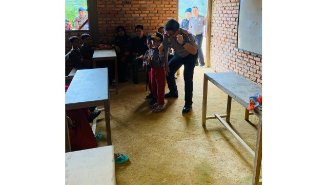 Cerita Kapolda Riau Mengajar Murid SD Kelas Jauh di Pedalaman Riau (88962)
