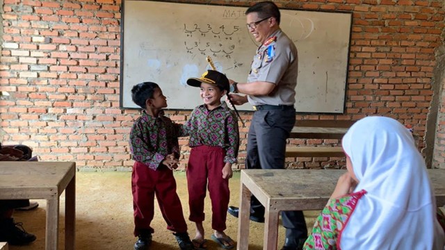 Cerita Kapolda Riau Mengajar Murid SD Kelas Jauh di Pedalaman Riau (88963)