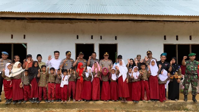 Cerita Kapolda Riau Mengajar Murid SD Kelas Jauh di Pedalaman Riau (88964)