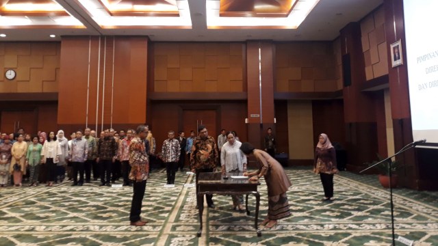 Menteri Keuangan Sri Mulyani melantik Suryo Utomo sebagai Direktur Jenderal Pajak yang baru di Kementerian Keuangan, Jakarta. Foto: Ema Fitriyani/kumparan