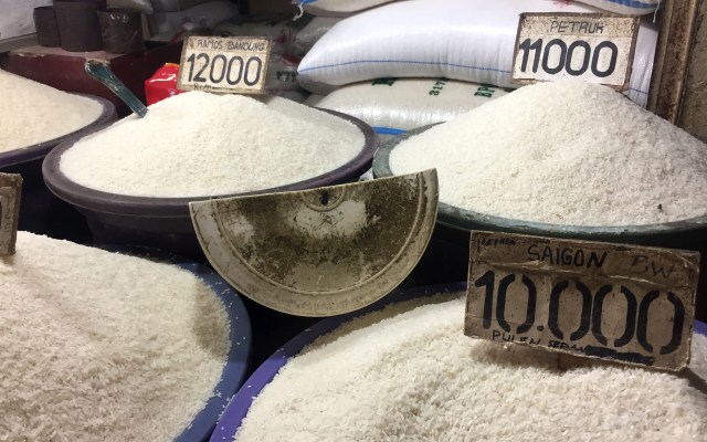 Sejumlah jenis beras yang dijual di Pasar Minggu. Foto: Moh. Fajri/kumparan