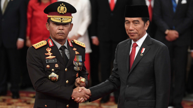 Presiden Joko Widodo (kanan) menyalami Kapolri Jenderal Pol Idham Azis usai penyematan pangkat dalam rangkaian upacara pelantikan Kapolri di Istana Negara, Jumat (1/11/2019). Foto: ANTARA FOTO/Wahyu Putro A