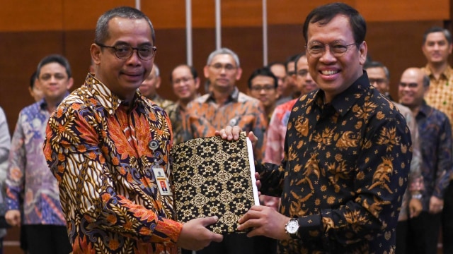 Direktur Jenderal (Dirjen) Pajak yang baru Suryo Utomo (kiri) menerima dokumen dari pejabat lama Robert Pakpahan (kanan) usai serah terima jabatan di Kementerian Keuangan Jakarta, Jumat (1/11/2019). Foto: ANTARA FOTO/Nova Wahyudi