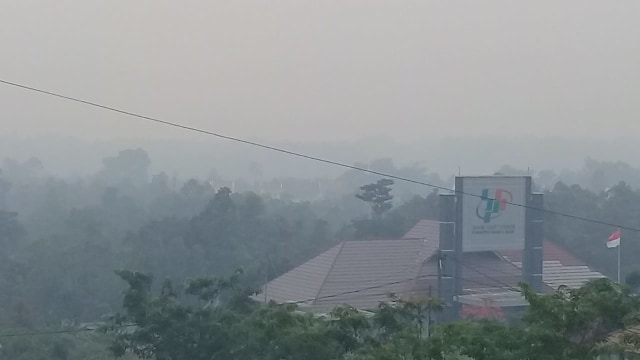 Kabut asap pekat yang menyelimuti Kota Muntok. (Foto : Pusdalops BPBD Babel)