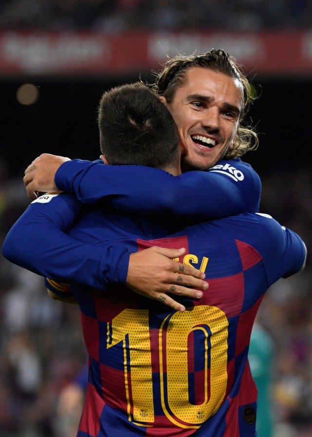 Hubungan Messi dengan Griezmann baik-baik saja, kok. Foto: AFP/Lluis Gene