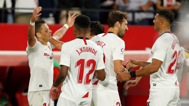 Pemain-pemain Sevilla merayakan gol Javier Hernandez. Foto: La Liga
