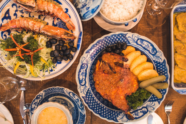com-Makanan khas Macao, Macanese cuisine, adalah peleburan budaya Timur dan Barat dalam bentuk makanan. Foto: Macao Government Tourism Office