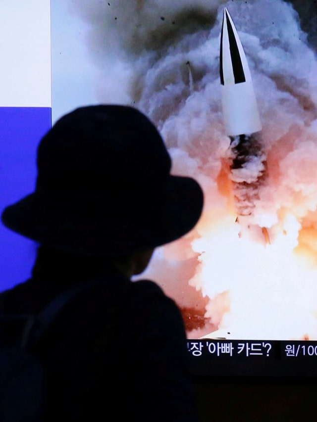 Warga menonton siaran TV yang menunjukkan peluncuruan rudal di Korea Utara.  Foto: REUTERS / Heo Ran
