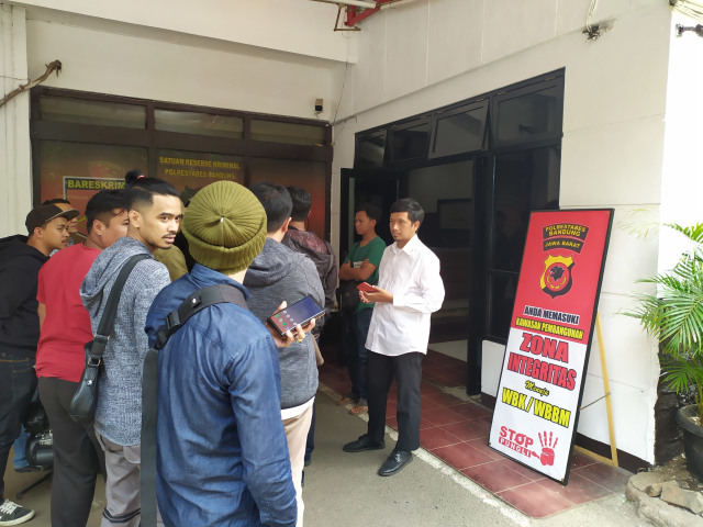 Puluhan nasabah dealer Akumobil mendatangi Satreskrim Polrestabes Bandung. Foto: Rachmadi Rasyad/kumparan