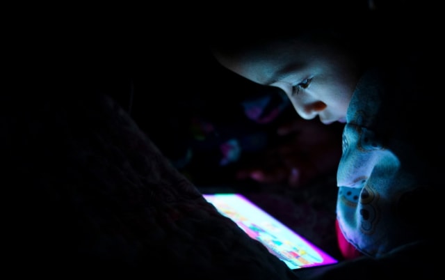 ilustrasi kecanduan gadget pada anak Foto: Shutterstock
