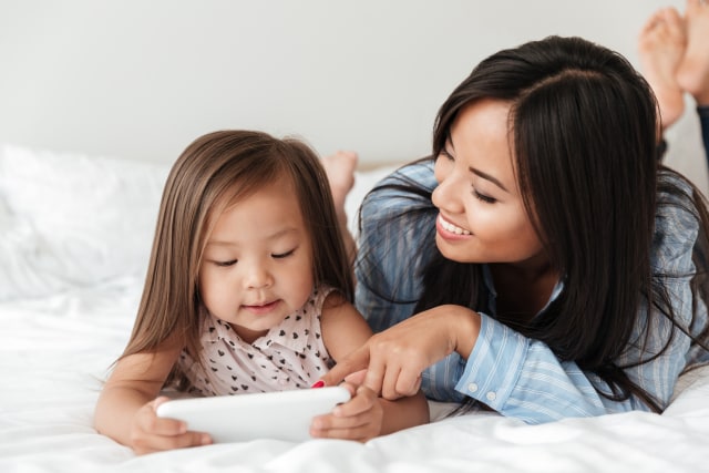 ilustrasi ibu dampingi anak saat menggunakan gadget Foto: Shutterstock