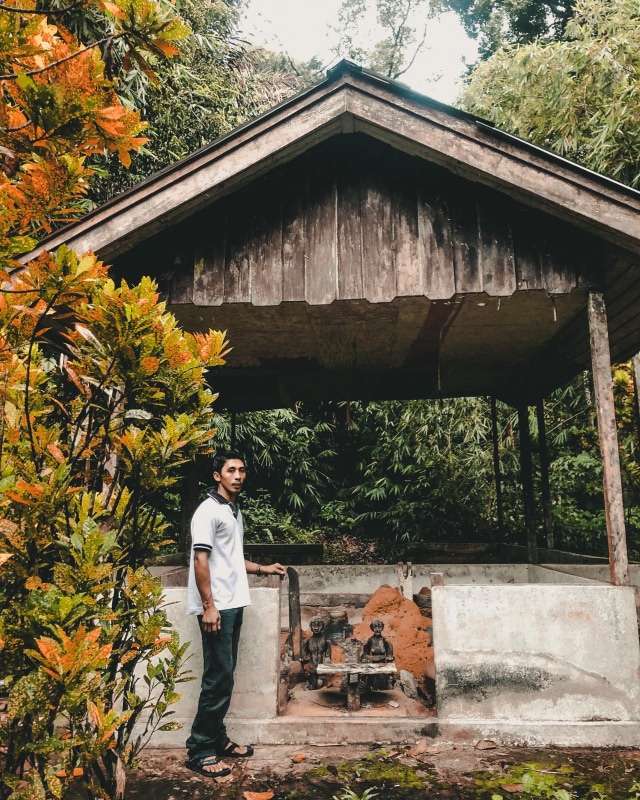 Rikardus alias Erik, anggota Pokdarwis saat berada di Panyugu, lokasi ritual bagi suku dayak di Desa Saham, Kabupaten Landak, Kalimantan Barat. Foto: Dok. @baratdaya_