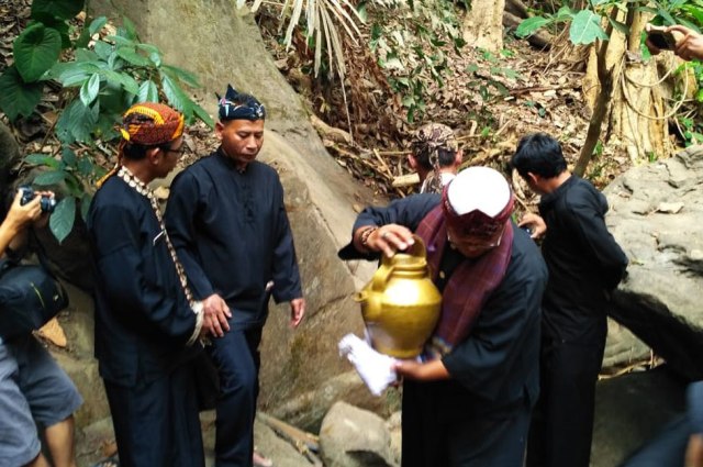 Prosesi tradisi kawin cai di Situ Balong Dalem, Desa Babakanmulya, Kabupaten Kuningan. (Andri Yanto)