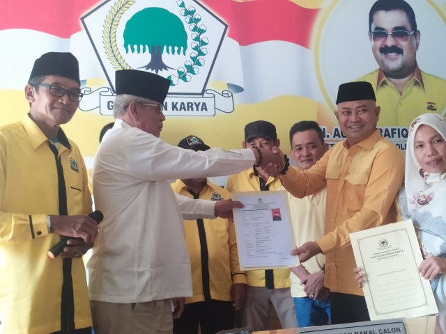 ﻿﻿Politisi Partai Golkar, Raja Baktiar saat mendaftar ke Golkar. Foto : Khairul S/kepripedia.com