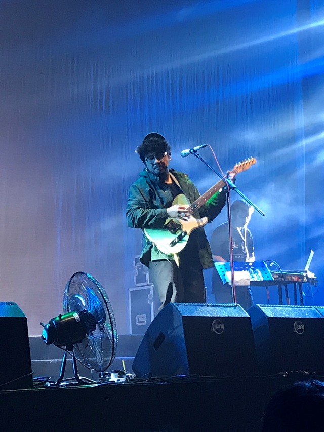 Aksi panggung Kunto Aji di Festival Sewindu Tulus di Istora Senayan, Sabtu (1/11/2019). Foto: Regina Kunthi Rosary/kumparan