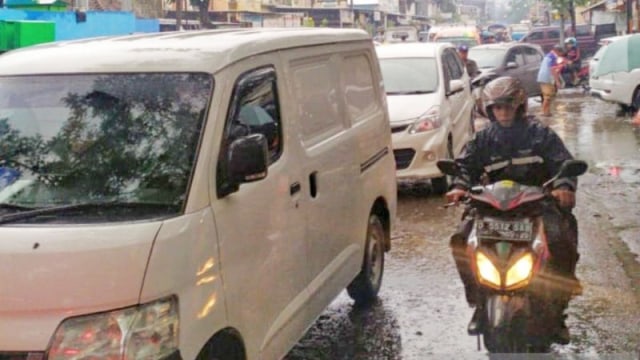 Arus lalu lintas kembali normal pasca banjir yang sempat merendam Jalan Pagarsih, Kota Bandung, Jumat (1/11).  Foto: ANTARA/Bagus Ahmad Rizaldi