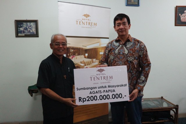 Hotel Tentrem Jogja-Semarang memberikan dana bantuan sebesar Rp 200 juta kepada masyarakat Agats, Papua. Foto: Dok. Hotel Tentrem 
