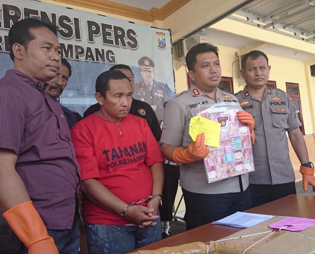 Haji Razak diamankan polisi terlibat kasus penipuan berkedok umroh. Kapolres Sampang AKBP Didit Bambang W. S menunjukkan barang bukti sisa uang korban yang digelapkan, Jumat (1/11/2019). (Ryan/MM).