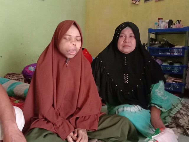 Khairun Nisa(Berhijab Coklat) bersama ibunya Rahmawati di jalan Raden Patah, Palangka Raya, Jumat 01 November 2019.(Foto:Arnoldus)