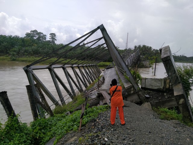 Jembatan di Aceh Barat ambruk karena banjir. Dok. BPBD Aceh Barat