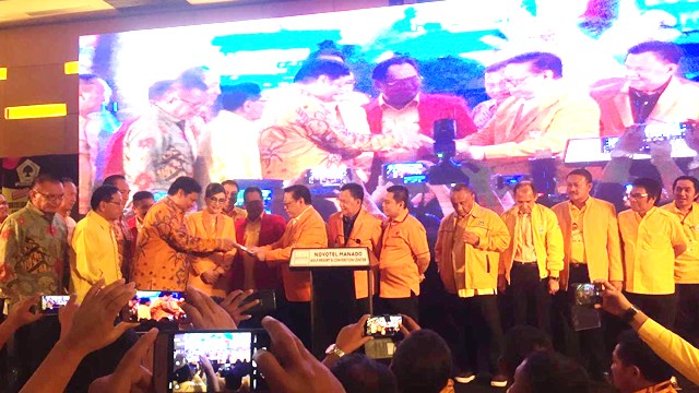 Penyerahan hasil rekomendasi dari Konsolidasi Nasional organisasi mendirikan dan didirikan Partai Golkar, masing-masing Kosgoro 57, Soksi dan MKGR kepada Ketua Umum Partai Golkar, Airlangga Hartarto, Jumat (1/11) malam ini di Kota Manado, Sulawesi Utara