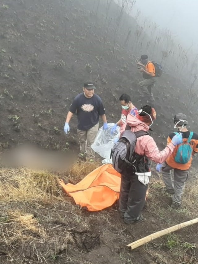 Polres Boyolali evakusai mayat di Lereng Gunung Merbabu. Foto: Dok. Polres Boyolali 