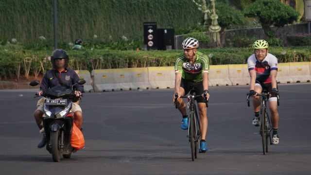 Pengendara sepeda melintas di Bundaran HI , Jakarta, Sabtu, (2/11).  Foto: Jamal Ramadhan/kumparan 