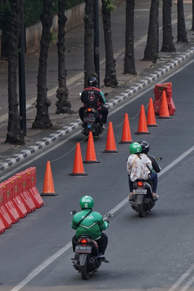 Pengendara sepeda motor melintas di Jalan MH Thamrin , Jakarta, Sabtu, (2/11).  Foto: Jamal Ramadhan/kumparan 