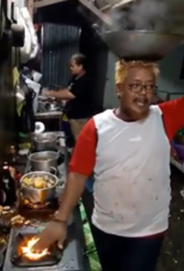 Aksi Kocak dan Berbahaya Tukang Masak Ini Bikin Heboh Warganet (229958)