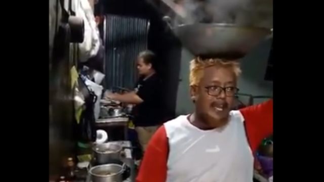 Aksi Kocak dan Berbahaya Tukang Masak Ini Bikin Heboh Warganet (229959)
