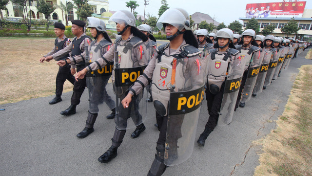 Polisi berbaris saat gelar pasukan. (Foto: ANTARA FOTO/Didik Suhartono)