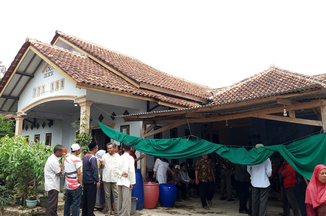 Suasana di rumah Ade Zaenal Arifin, calon kades Bantarujeg, Majalengka yang dikabarkan meninggal setelah terlibat adu mulut dengan lawan politiknya. (Rd Algifari Suardi)